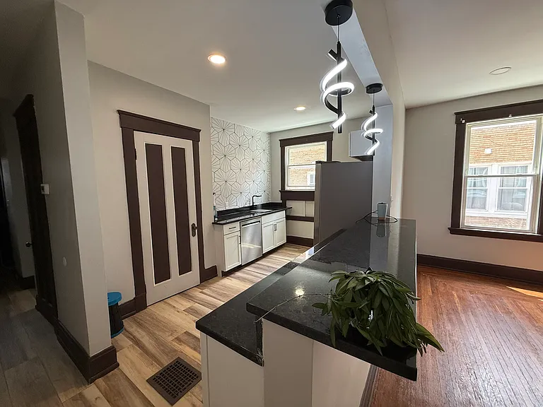 2035 Weyer Ave #5 — Photo 7
