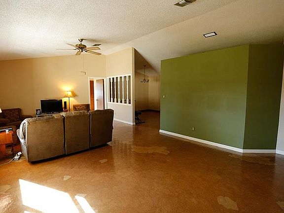 5th image of 1100 Marilyn St
