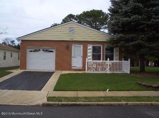19 Burgess Ct, Toms River, NJ 08757