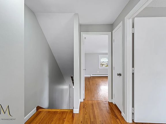 4th image of 98 Barnum St