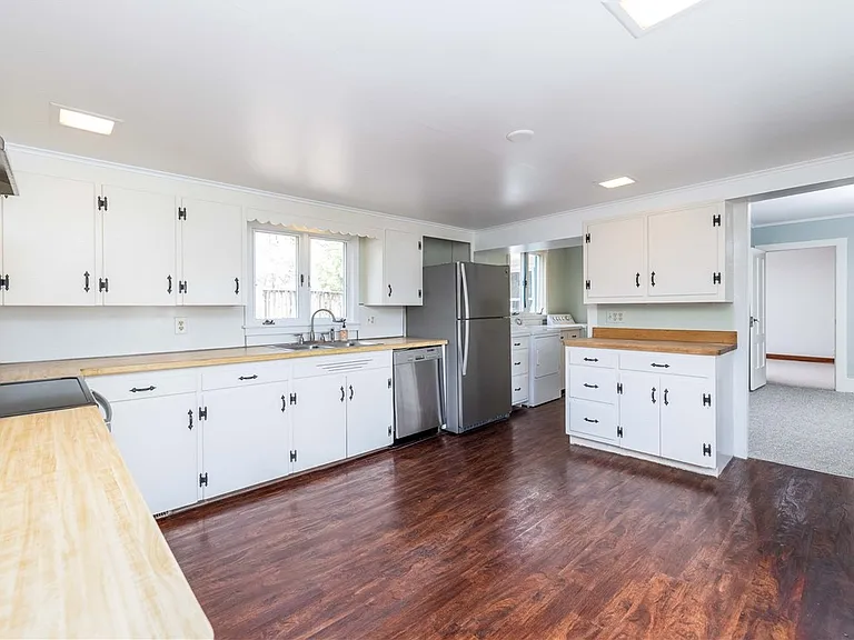 1253 Fairport Rd — Photo 11