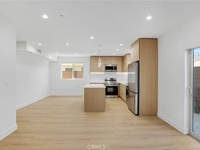 4853 Woodman Ave — Photo 10