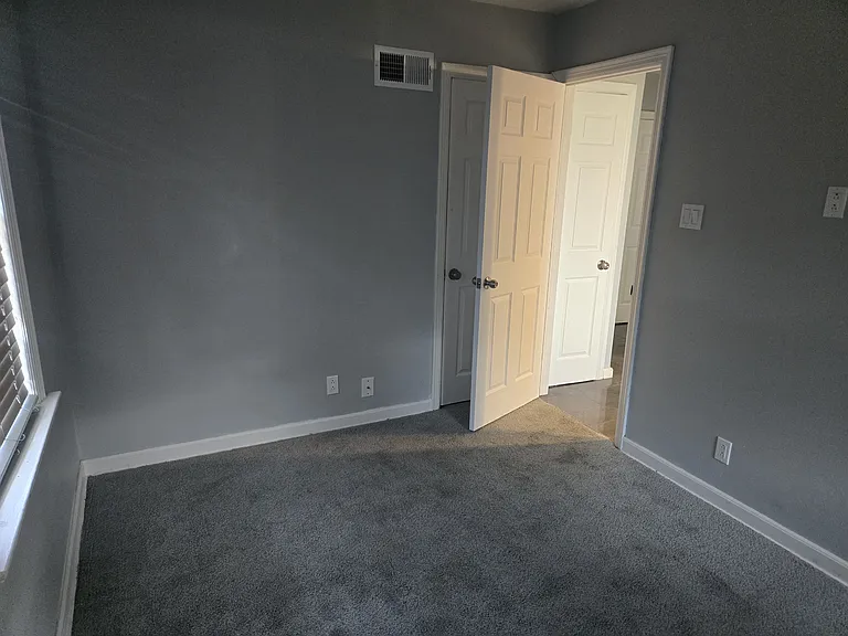 1209 Edgewater Dr — Photo 2
