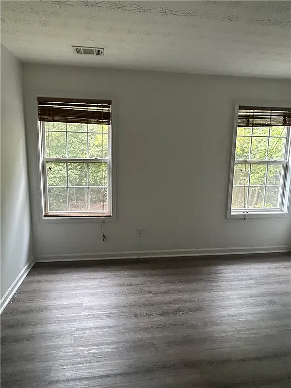 5 bed, 2326 sqft, $2,350 — Photo 3