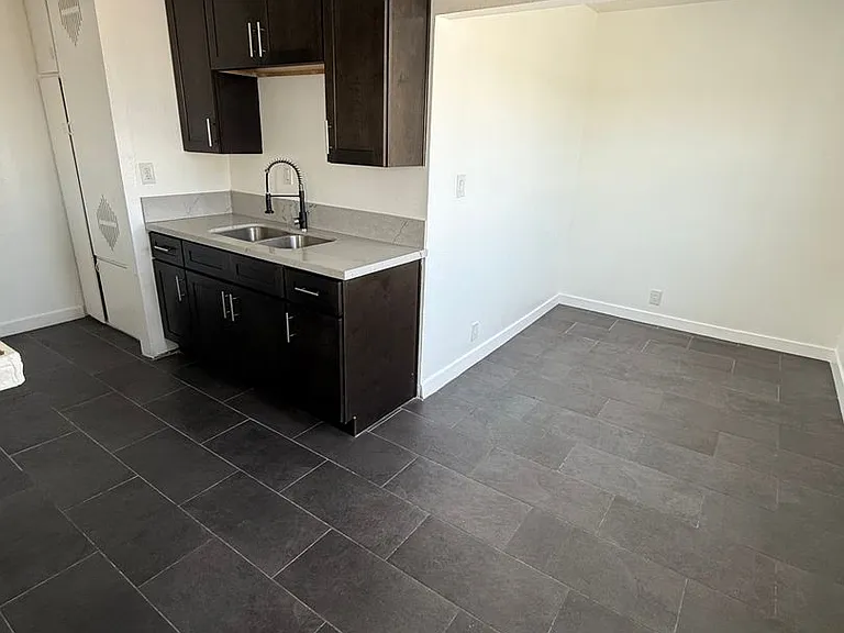 10705 S Figueroa St #7 — Photo 3