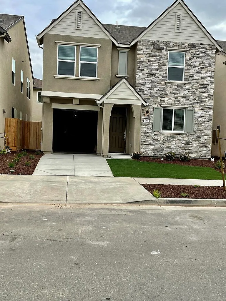5 bed, 2.5 bath, 1919 sqft, $800 — Photo 1