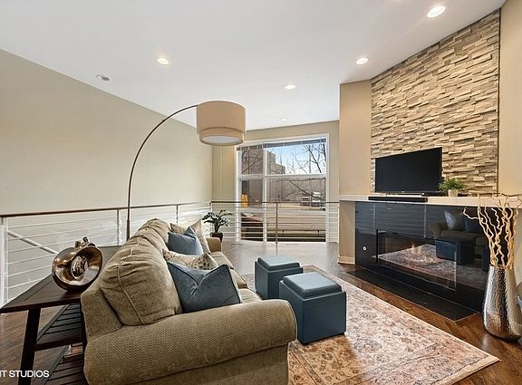 2nd image of 1506 W Grand Ave APT 1W
