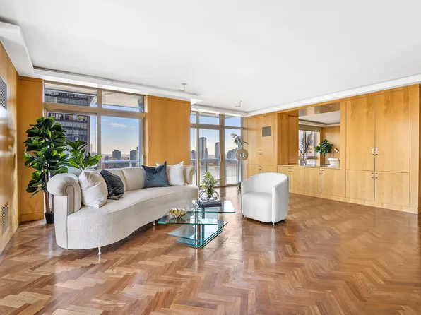 100 United Nations Plaza image 1 of 17