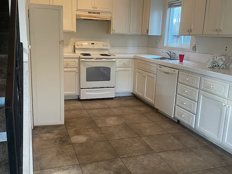 203 Ogle St — Photo 4