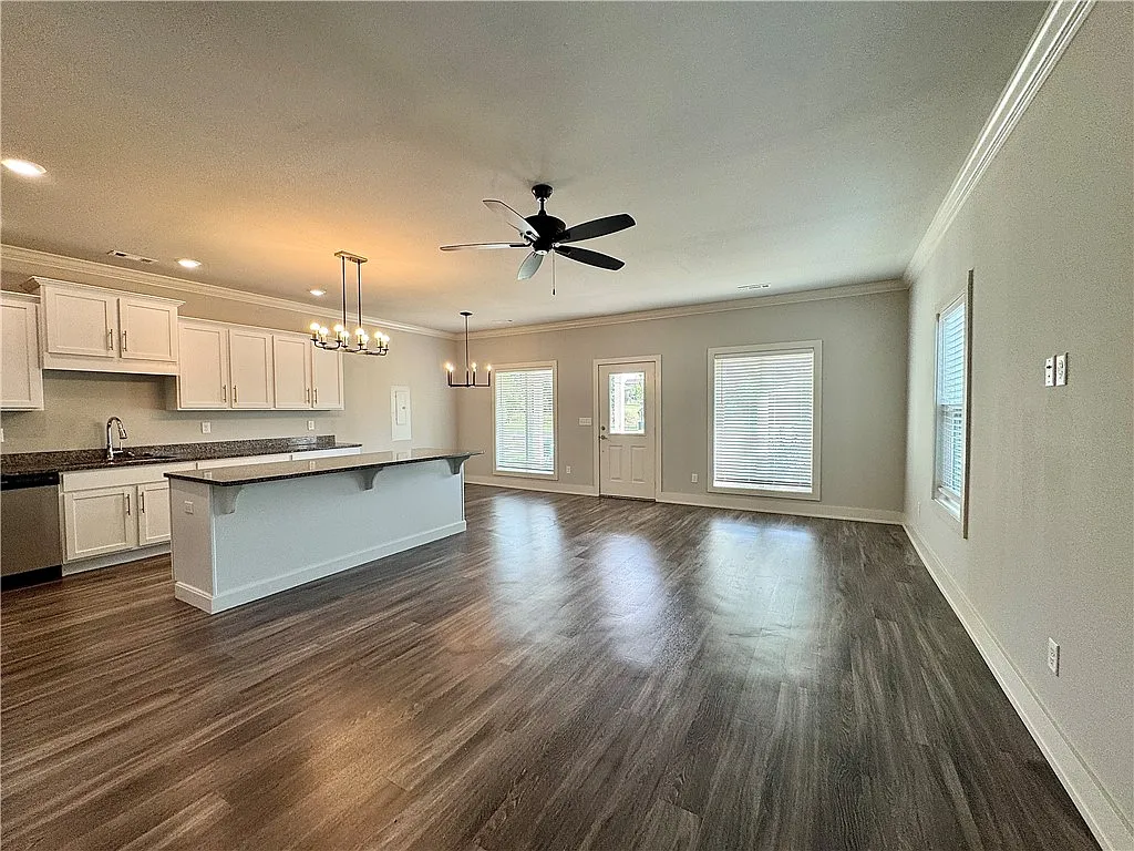 Building Photo - 925 NE Heights Ln