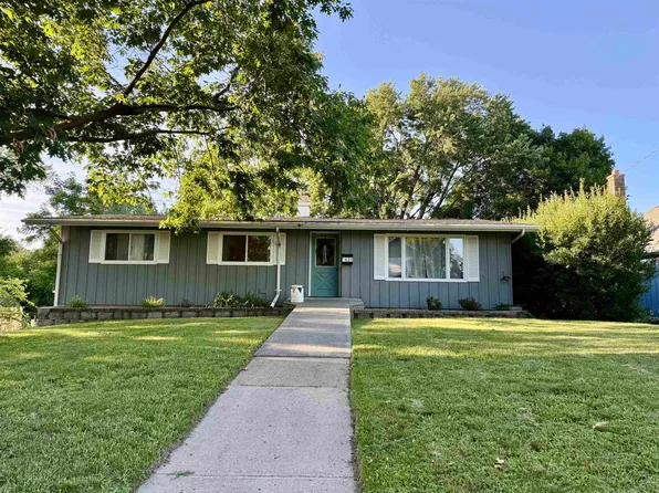 631 10th St, Baraboo, WI 53913