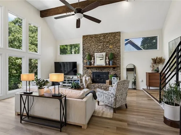 708 Lake Forest Dr, Bonner Springs, KS 66012