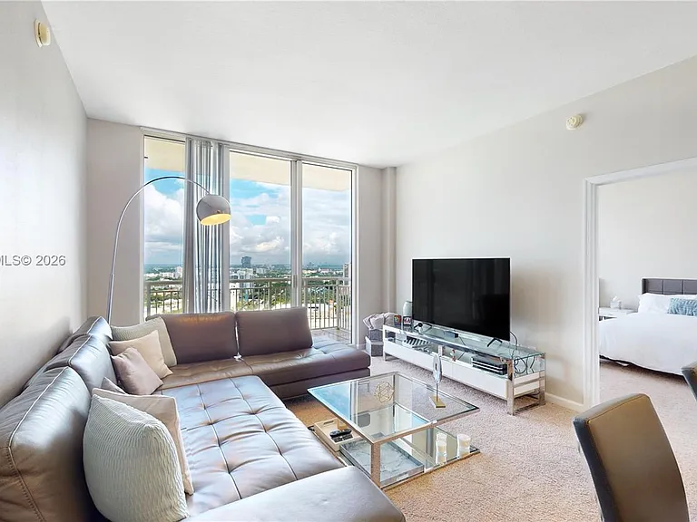 19501 W Country Club Dr #Penthouse 10 — Photo 2
