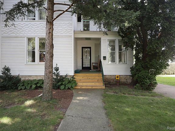 2nd image of 426 E 4th St