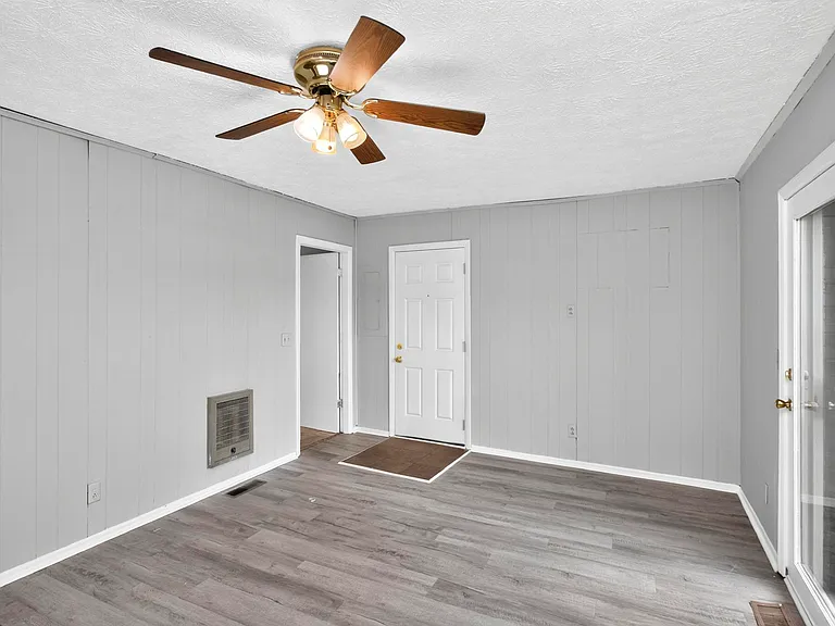 2423 Underwood St — Photo 12