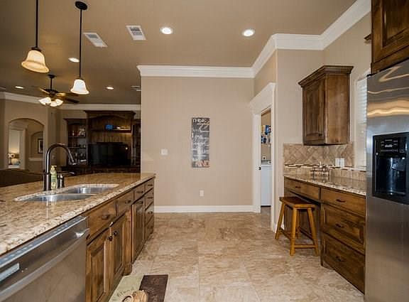 5th image of 3912 Upper Lake Cir