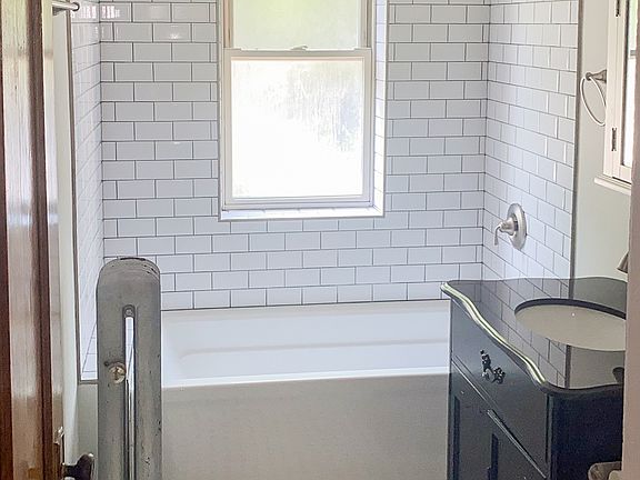 4th image of 4700 1/2 N Winchester Ave #1