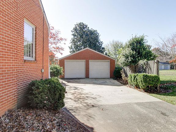 3rd image of 1005 Grand View Cir