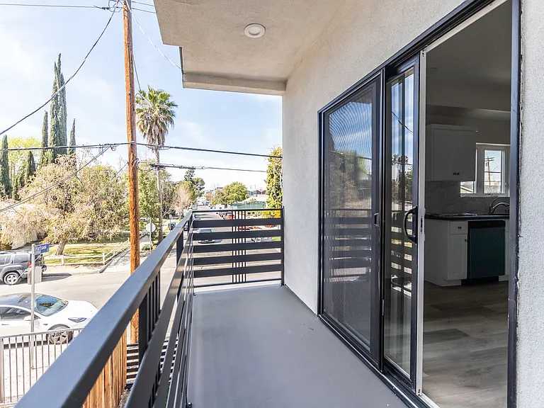 5132 Riverton Ave — Photo 19