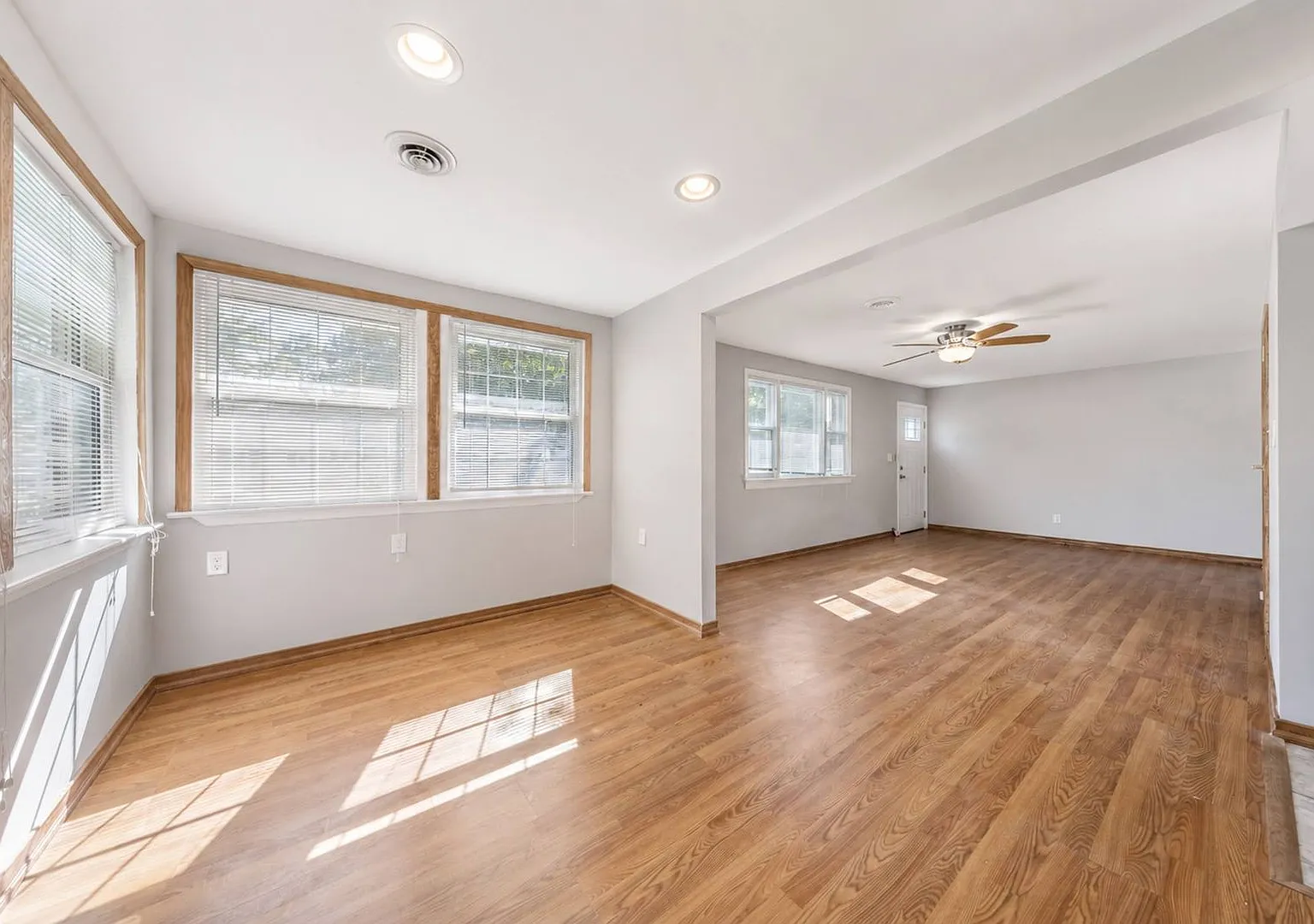 Cute 2 Bedroom Brick Ranch Williamsburg — Photo 4