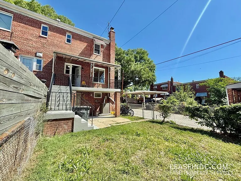 733 Crittenden St NE — Photo 27