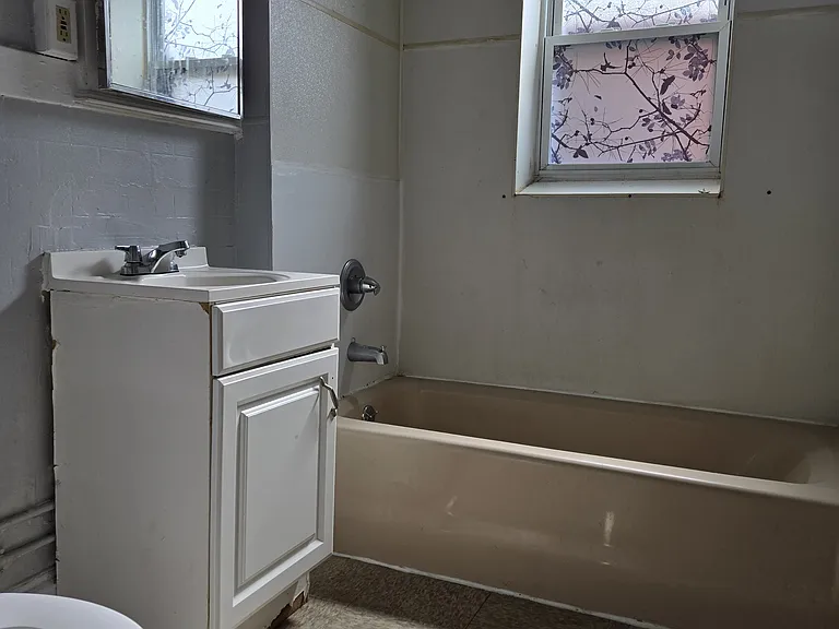 236 Locust St #2R — Photo 2