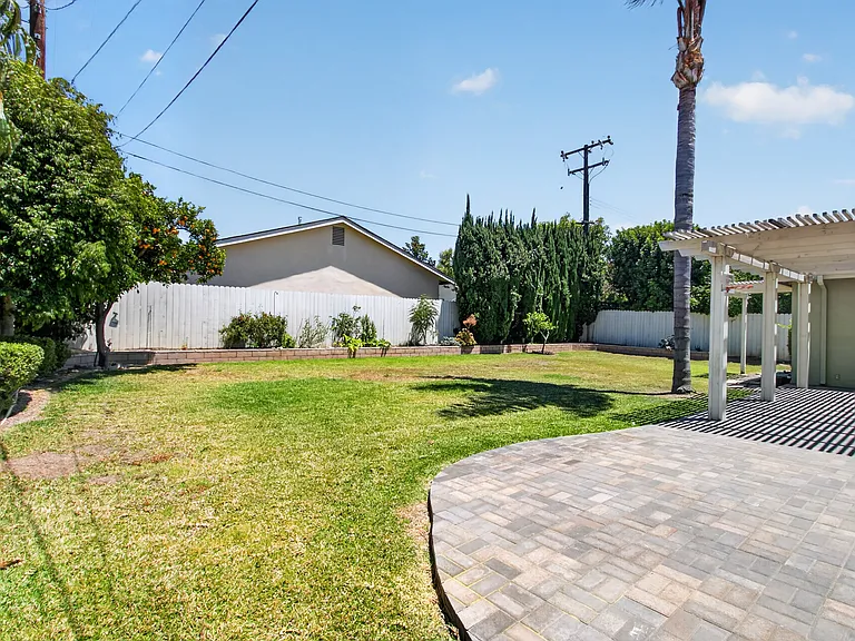 2940 Charles Ave — Photo 17