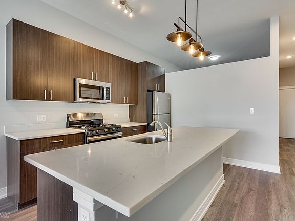 2nd image of 3220 N Lincoln Ave #502