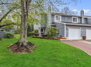 5 Rambling Meadow Ct, Eatontown, NJ 07724