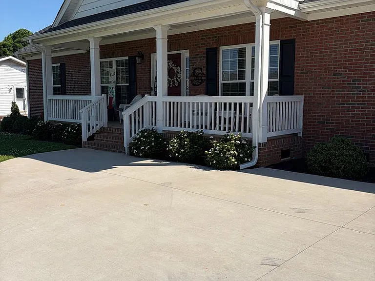 202 Roscoe Dr — Photo 1