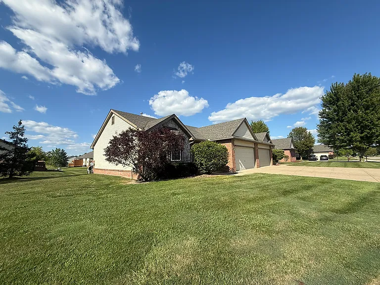 1788 Wexford Dr — Photo 2