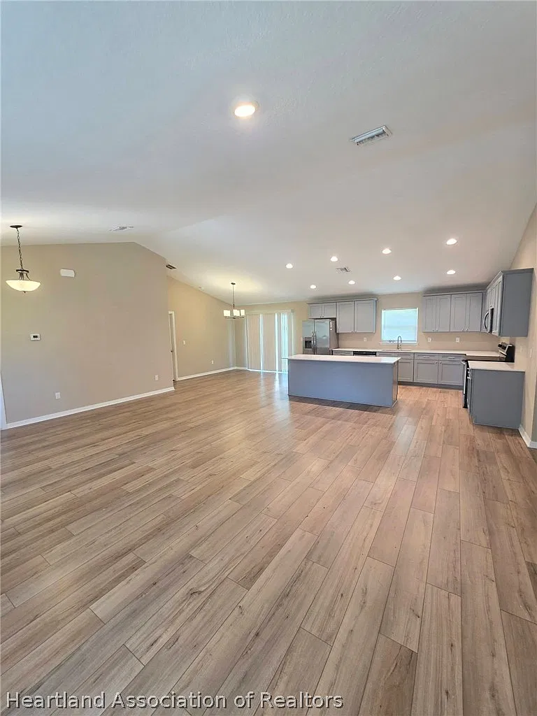 3 bed, 2.0 bath, 1795 sqft, $2,100 — Photo 2