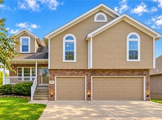 1603 180th Ter, Smithville, MO 64089