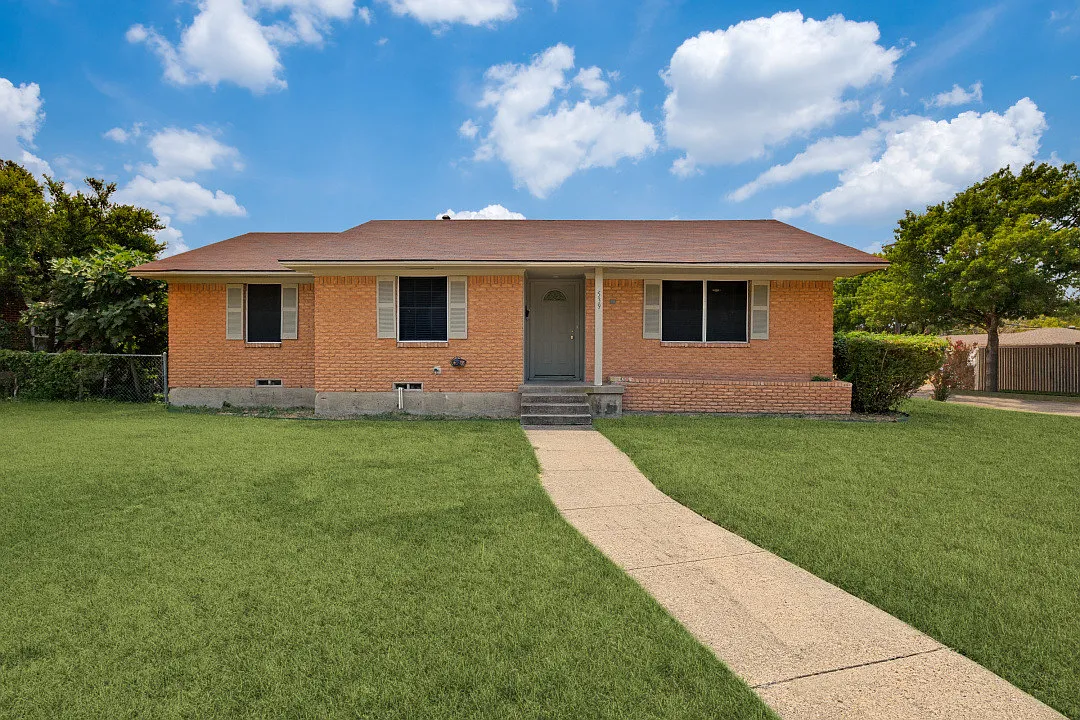 3 bed, 1370 sqft, $2,450 — Photo 1
