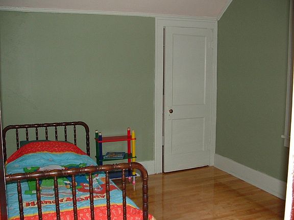 3rd Upstairs BedRoom - Twin Bed Shown