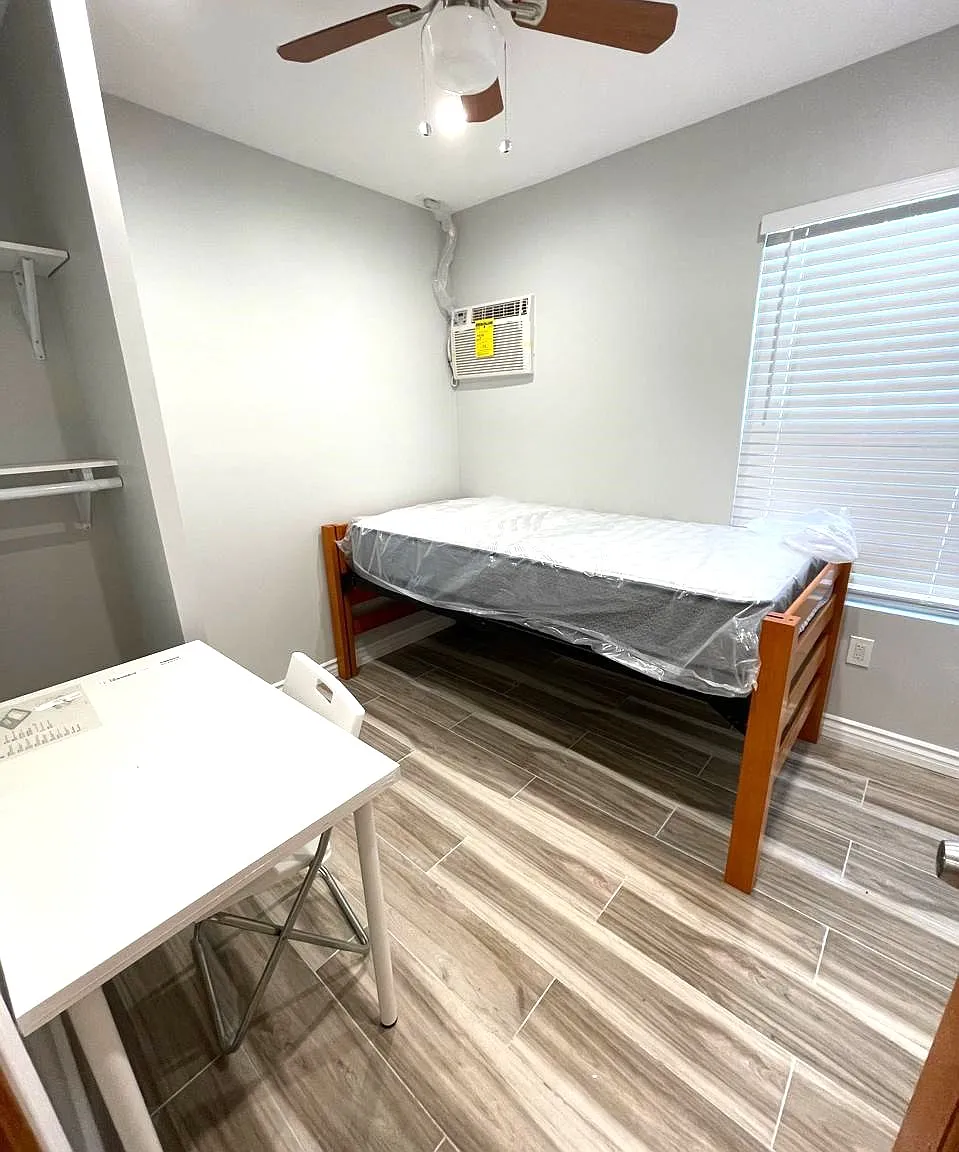 8 bed, 2200 sqft, $700 — Photo 3