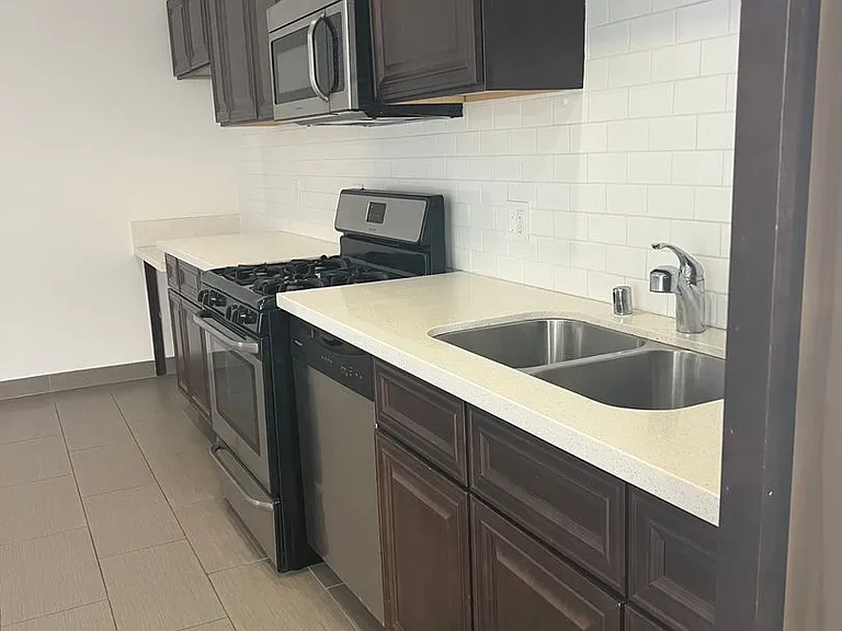 11601 Gorham Ave — Photo 10