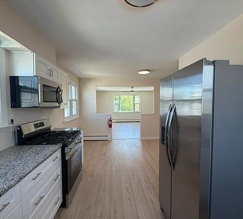 4th image of 445 E Bayview Ave