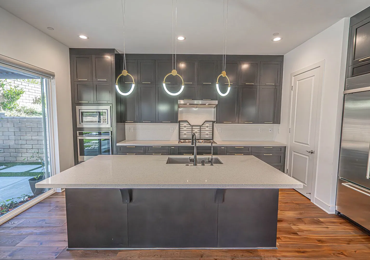Coming Soon! 5 Bedroom Home For Rent Saugus! — Photo 4
