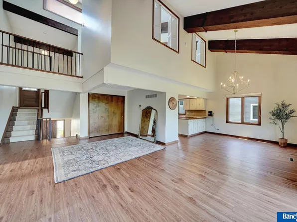 5930 Oakridge Dr, Lincoln, NE 68516