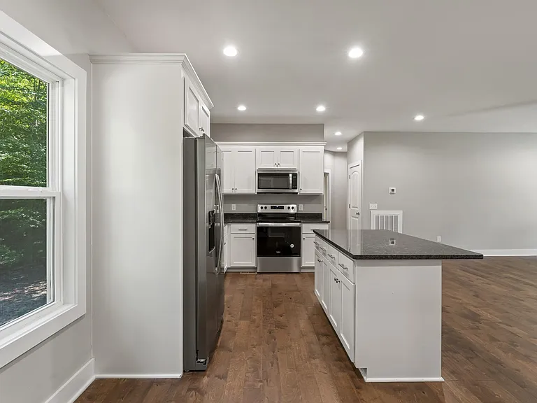 537 Lewis Ln — Photo 6