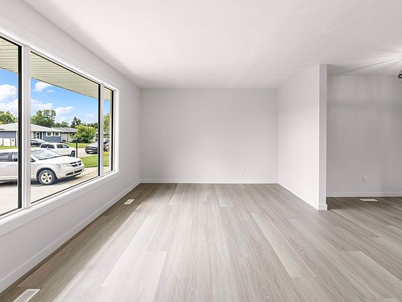 3rd image of 875 Juniper Ave