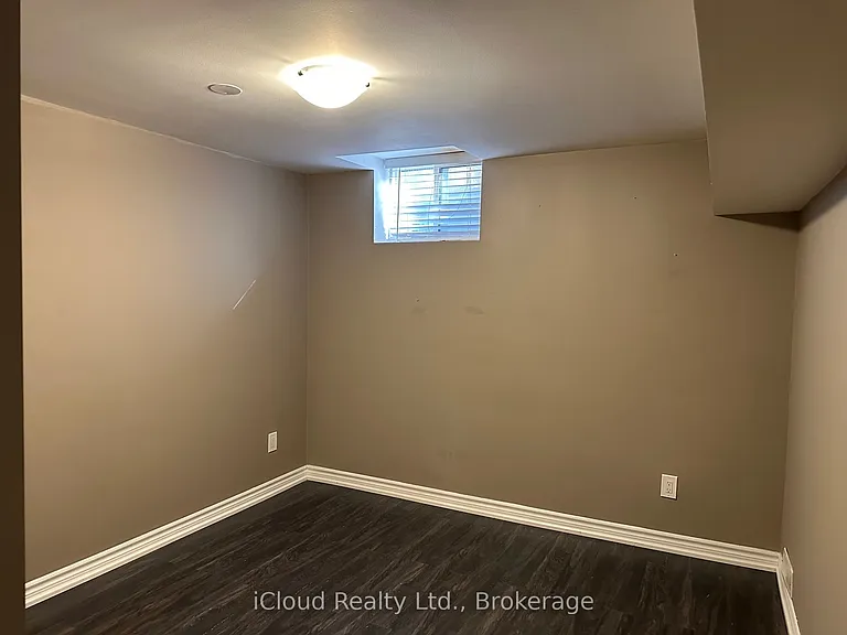 5215 Micmac Cres #LOWER — Photo 11