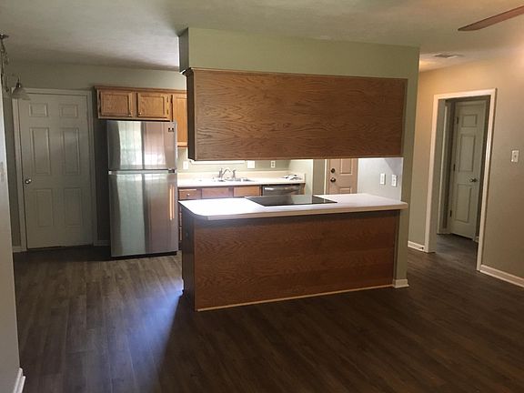 3rd image of 835 Woodard Dr
