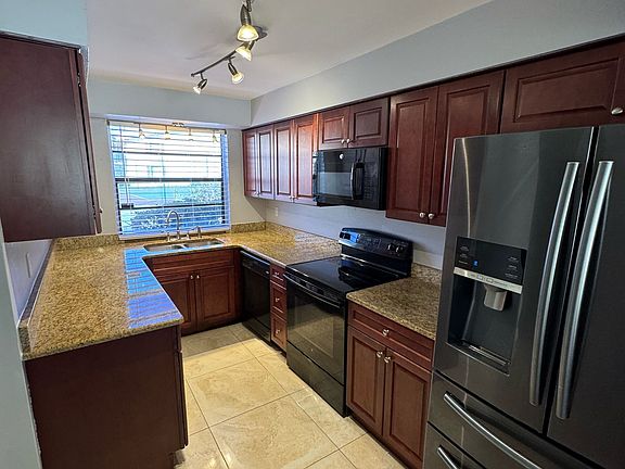 4th image of 7517 Camarina Calle