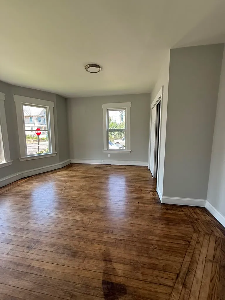 3 bed, $2,200 — Photo 2