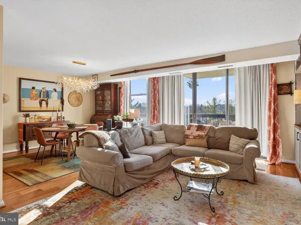 1016 S Wayne St APT 302, Arlington, VA 22204