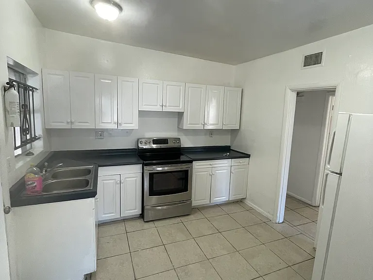 4526 Fairview St — Photo 10