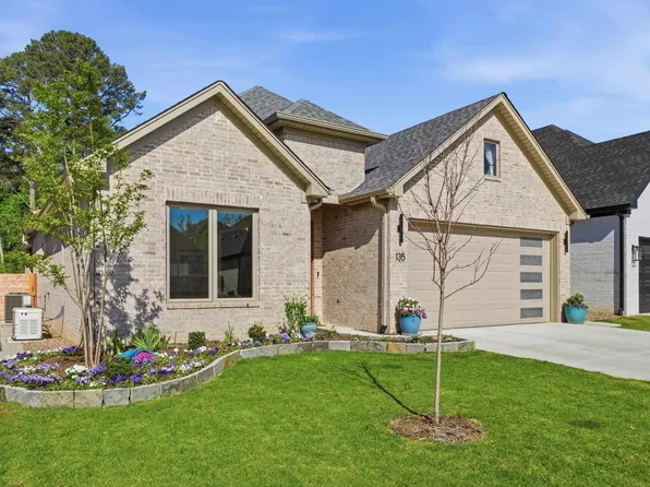 135 Woodlands Park Dr, Little Rock, AR 72211
