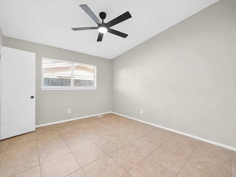 2821 Yale St — Photo 11